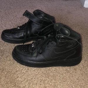 Black air force one mid top.